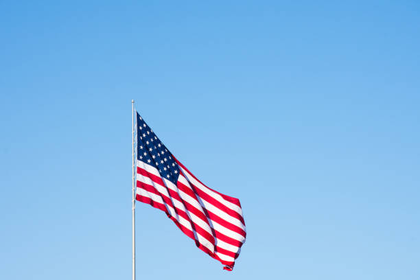 amerikanische flagge gegen blauen himmel - 3690 stock-fotos und bilder