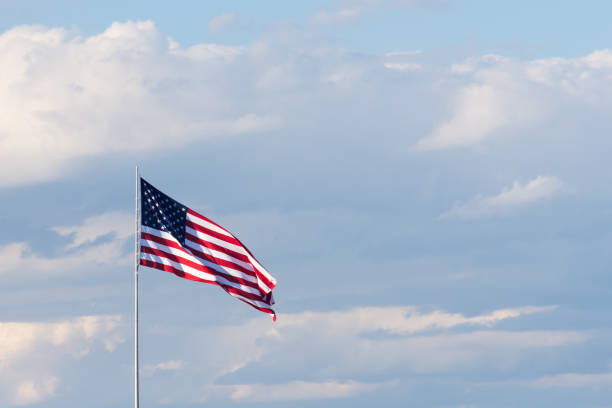 曇り空に対してアメリカの国旗 - american flag star shape striped fourth of july ストックフォトと画像