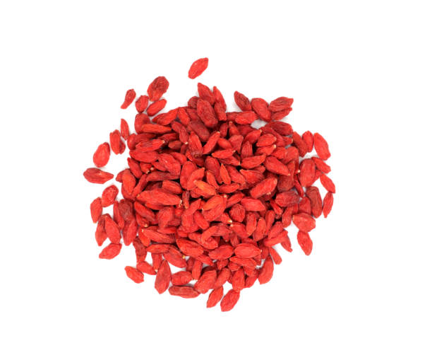 bacche di goji isolate su sfondo bianco. - lycium chinese foto e immagini stock