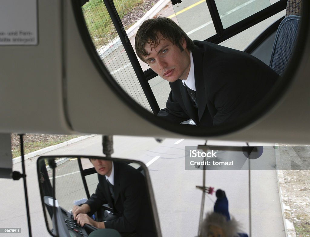 En los espejos - Foto de stock de Conductor de autobús libre de derechos
