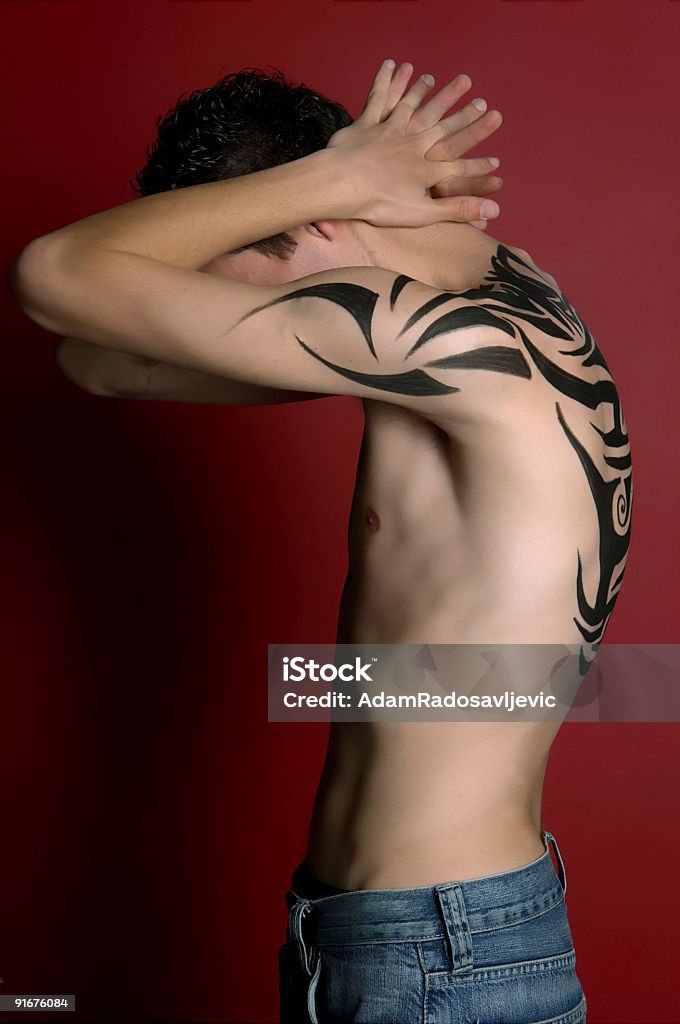 Tatuagem rapaz - Royalty-free Adolescência Foto de stock