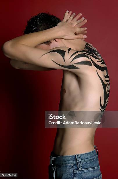 Tatuagem Rapaz - Fotografias de stock e mais imagens de Adolescência - Adolescência, Adulação, Adulto