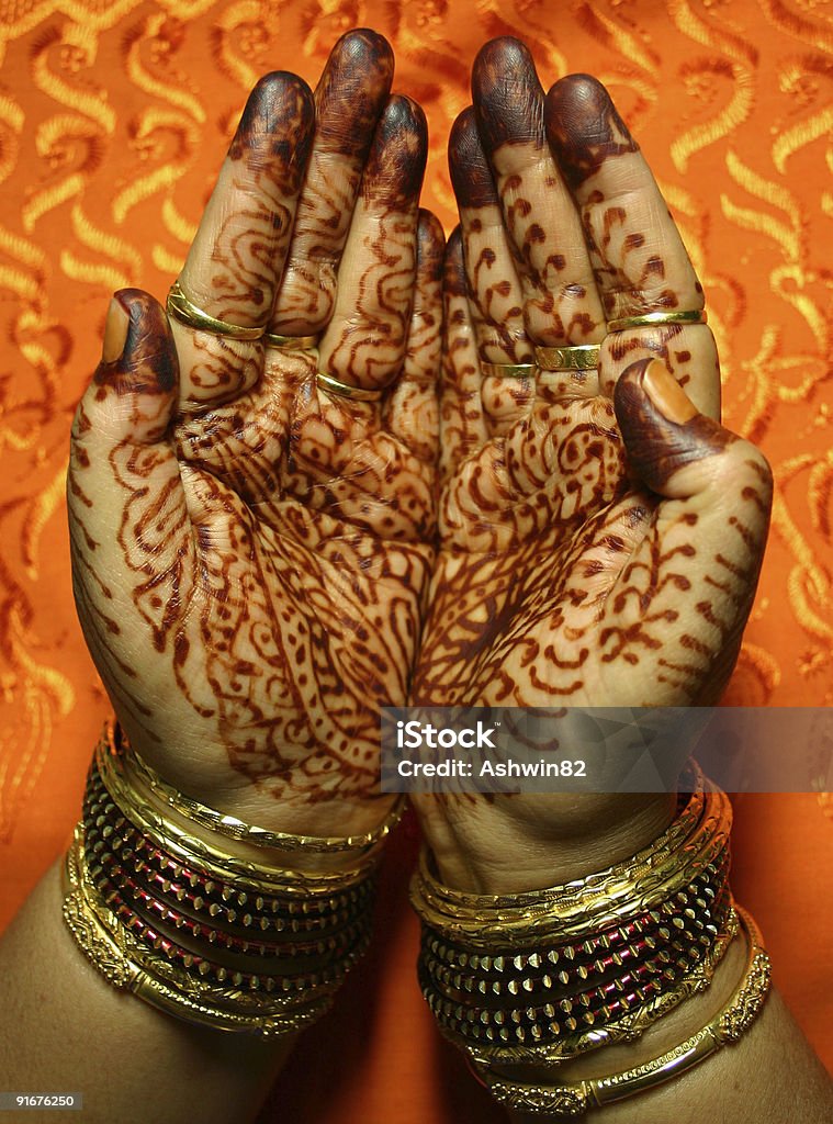 Manos con un diseño de Henna - Foto de stock de Adulto libre de derechos