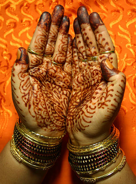 mains avec un design au henné - wedding indian culture pakistan henna tattoo photos et images de collection