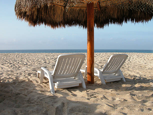 plaży krzesła i górach - aruba honeymoon tourist resort vacations zdjęcia i obrazy z banku zdjęć