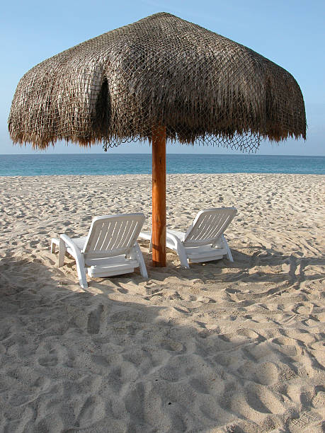 ティキハットとビーチのチェア - jamaica hawaiian culture beach honeymoon ストックフォトと画像