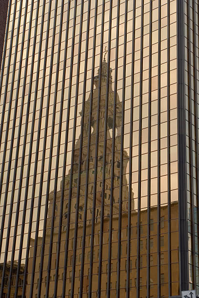 reflejo del edificio tower en oro - hartford american gold fotografías e imágenes de stock