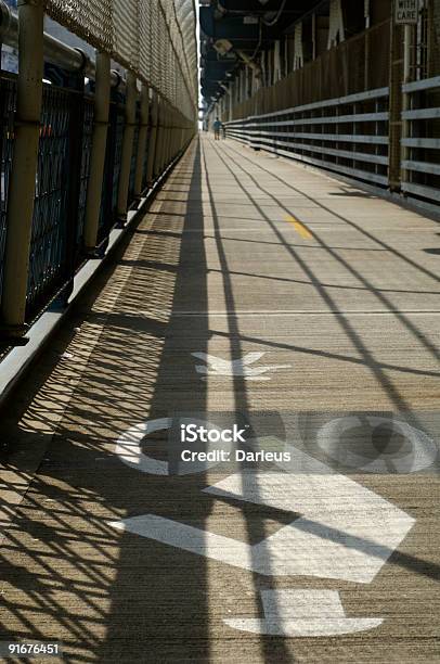 Велосипед Путь На Мост Манхаттана — стоковые фотографии и другие картинки Бруклин - Нью Йорк - Бруклин - Нью Йорк, Вертикальный, Висячий мост