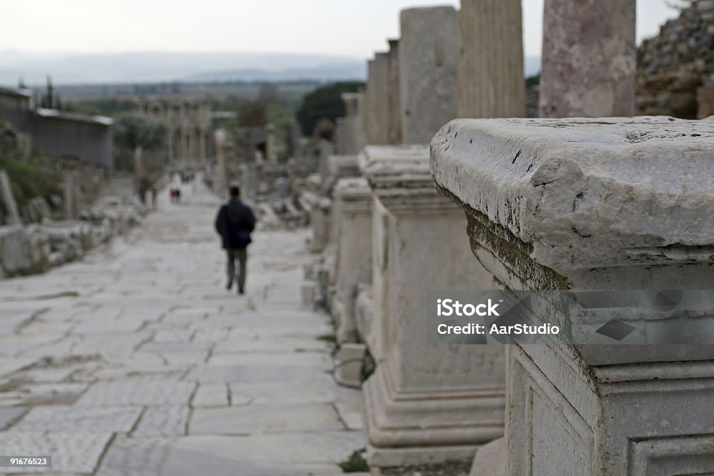 Caminar por las ruinas - Foto de stock de Andar libre de derechos