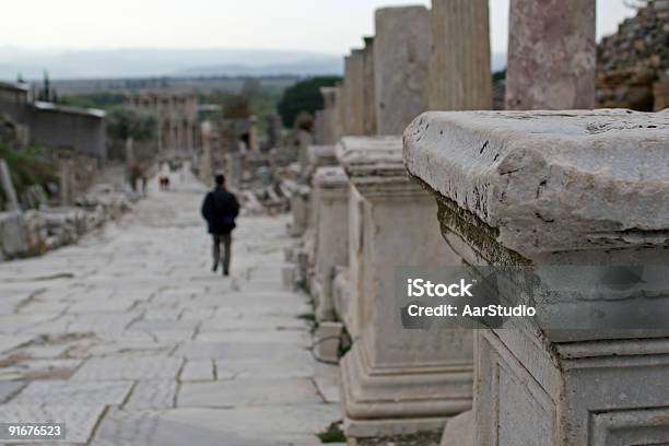 Caminar Por Las Ruinas Foto de stock y más banco de imágenes de Andar - Andar, Estilo Clásico Griego, Hombres