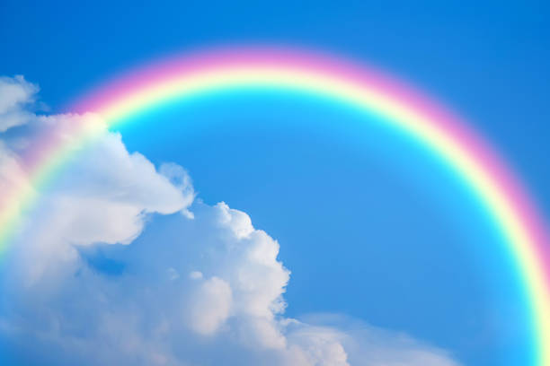 himmel und regenbogen hintergrund - regenbogen stock-fotos und bilder
