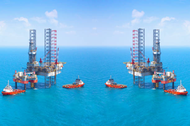 istock Offshore oil rig platform in the gulf 916766862