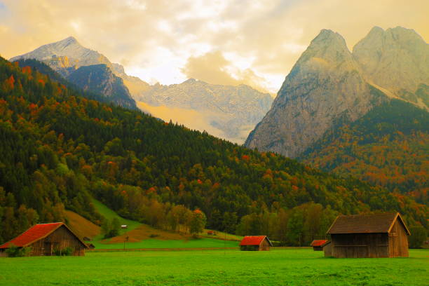 alpi bavaresi e fienili in legno, garmisch partenkirchen, baviera - germania - waxenstein foto e immagini stock