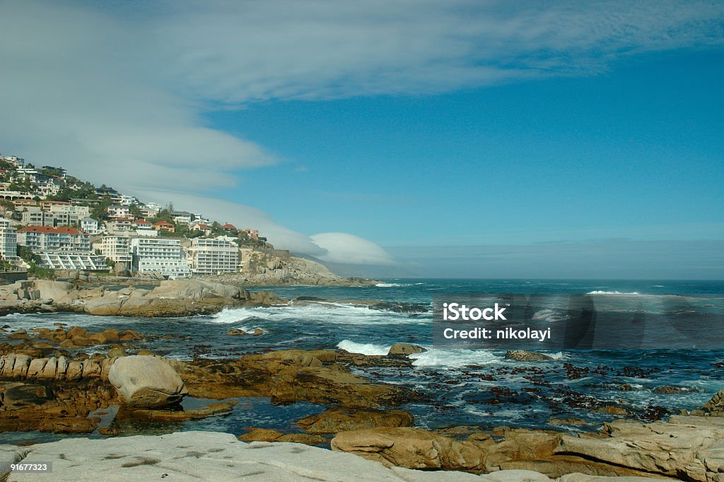 Casas, o mar e pedras - Foto de stock de Apartamento royalty-free