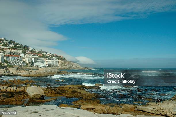 Foto de Casas O Mar E Pedras e mais fotos de stock de Apartamento - Apartamento, Azul, Céu - Fenômeno natural