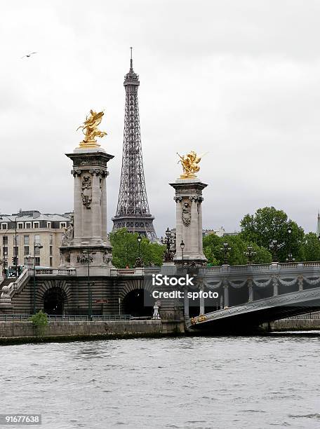 Foto de Torre Eiffel e mais fotos de stock de Capitais internacionais - Capitais internacionais, Cidade, Destino turístico