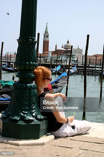 Redhead W Wenecja Włochy - zdjęcia stockowe i więcej obrazów Canal Grande - Wenecja - Canal Grande - Wenecja, Europa - Lokalizacja geograficzna, Fajny