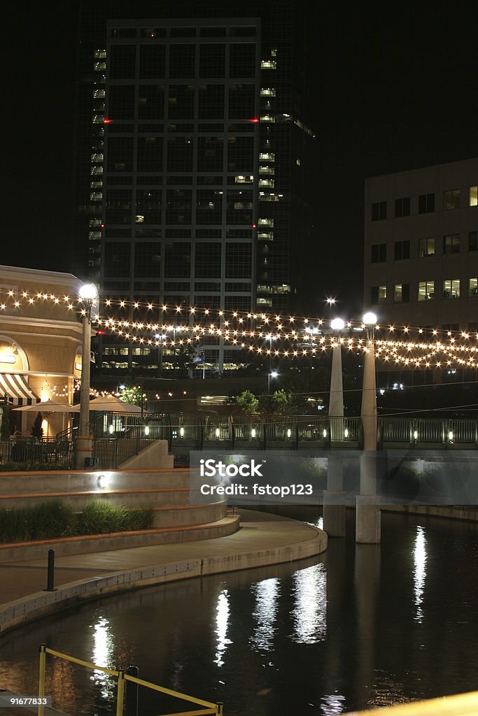 Luces de noche a lo largo del canal - Foto de stock de Acera libre de derechos