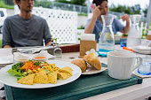 japanische-oder-asiatische-menschen-sitzen-an-einem-tisch-auf-einer-party-oder-veranstaltung.jpg?b=1&s=170x170&k=20&c=bLM-KLATZ-DKdOhbrYEkBU1VNZUd-b2CQeibPiNZYEE=