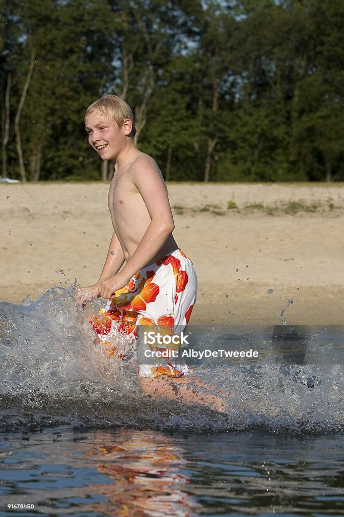 Junge Laufen in einem See - Lizenzfrei Menschen Stock-Foto