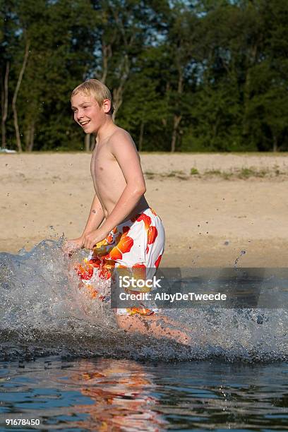 Junge Laufen In Einem See Stockfoto und mehr Bilder von Menschen - Menschen, Niederlande, Schwimmen