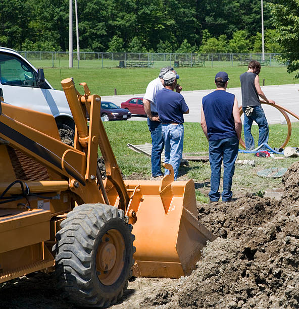 trois superviseurs et travailleur - construction equipment earth mover hydraulic platform cylinder photos et images de collection