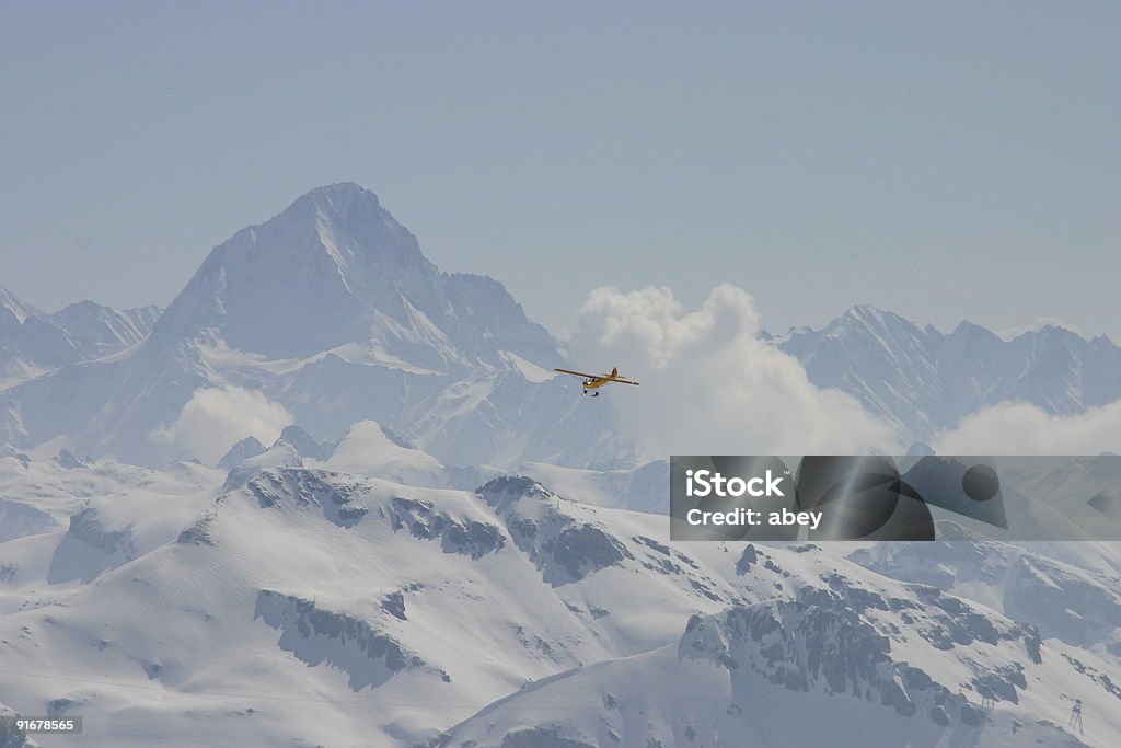 Volare in montagne - Foto stock royalty-free di Composizione orizzontale
