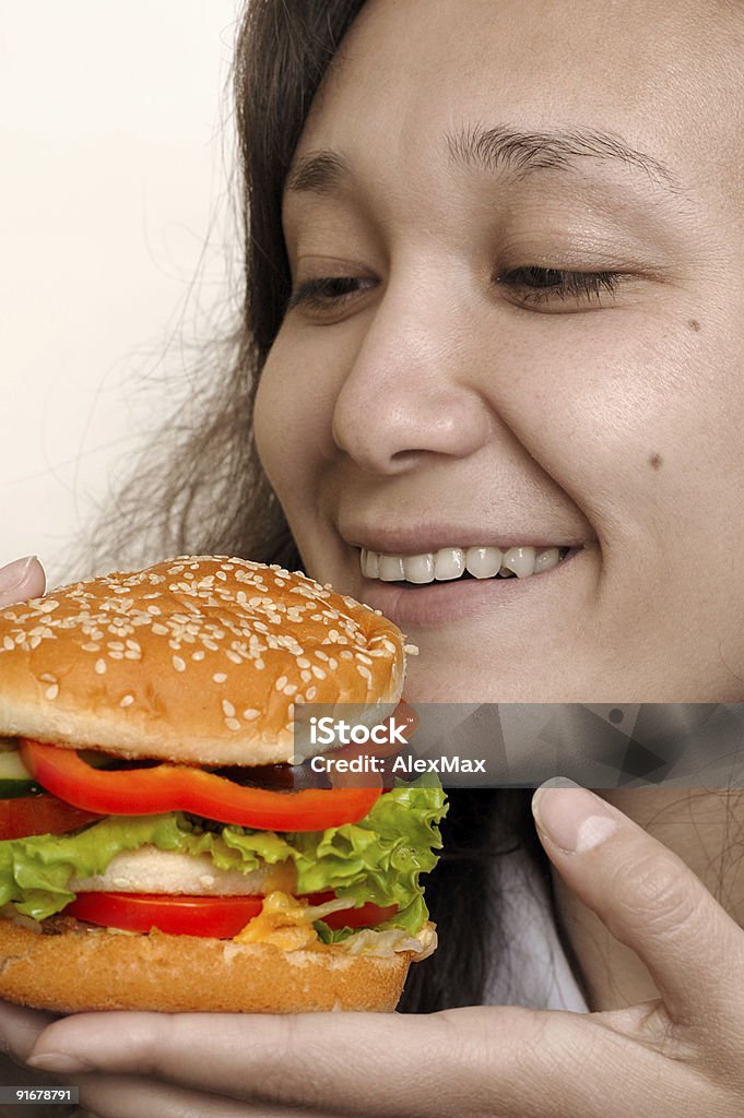 Big hamburger de fille mains heure - Photo de Adulte libre de droits