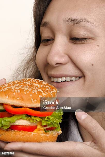 Photo libre de droit de Big Hamburger De Fille Mains Heure banque d'images et plus d'images libres de droit de Adulte - Adulte, Aliment, Alimentation lourde