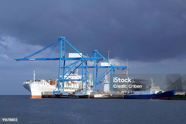 Containership Stockfoto und mehr Bilder von Arbeiten - Arbeiten, Behälter, Bootssteg