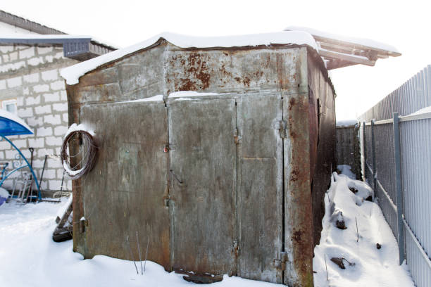 istock Old metal garage in the snow 916790052