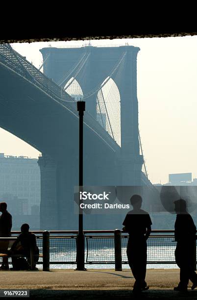 Утро В Бруклинский Мост — стоковые фотографии и другие картинки Без людей - Без людей, Вертикальный, Фотографирование