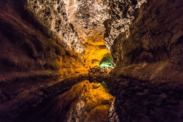 cueva de los verdes, un tube de lave incroyable sur l’île de lanzarote. les îles canaries. espagne - lanzarote canary islands volcano green photos et images de collection