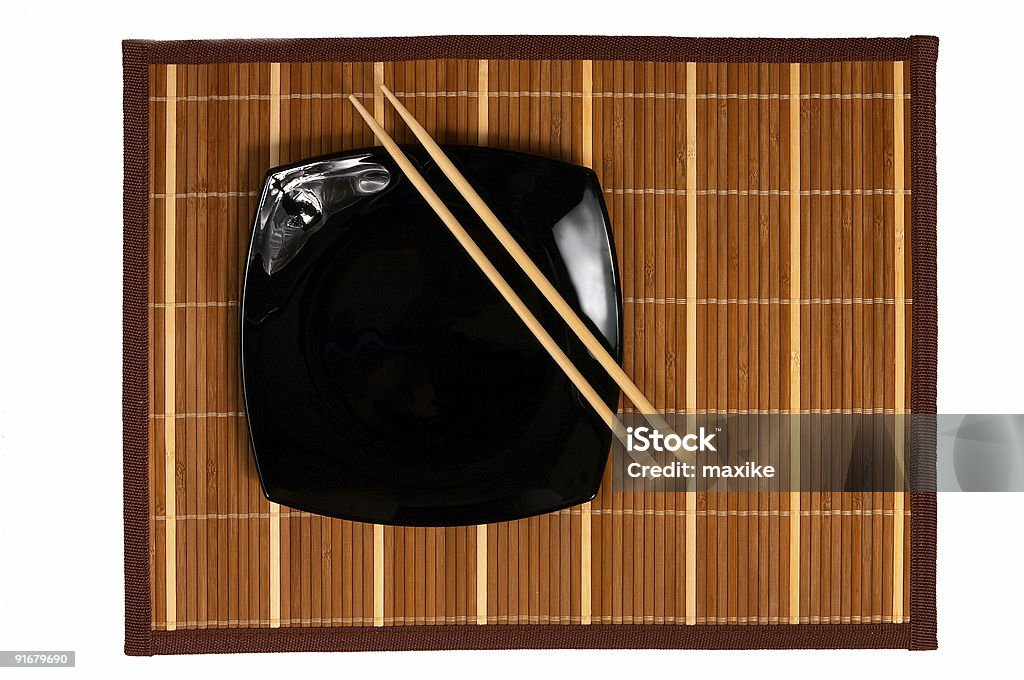 Placa negra con palillos chinos - Foto de stock de Color - Tipo de imagen libre de derechos