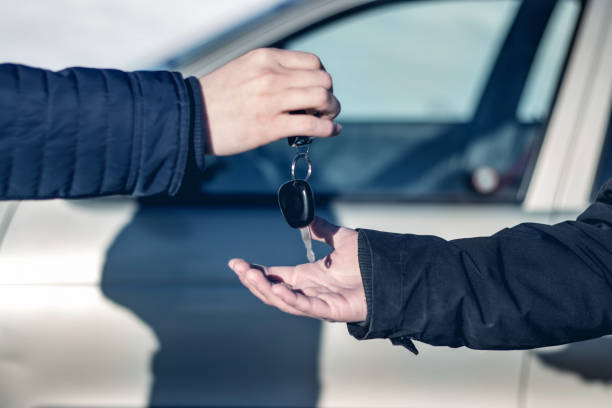 solemne traslado de la llave al comprador de un coche nuevo - aspirations men human arm arms outstretched fotografías e imágenes de stock