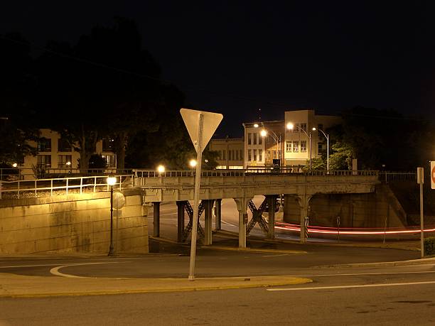 Velha à noite na Ponte Ferroviária - fotografia de stock