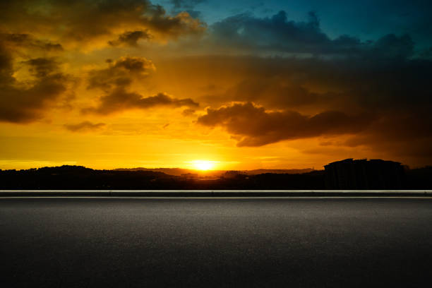 route goudronnée du côté paysage - kuala lumpur skyline traffic sunset photos et images de collection