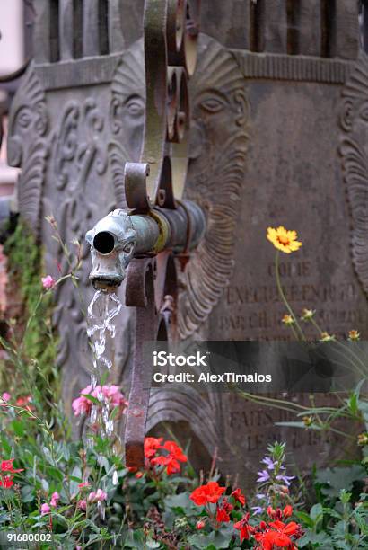 Fontana In Alsazia Francia - Fotografie stock e altre immagini di Composizione verticale - Composizione verticale, Fotografia - Immagine, Immagine a colori