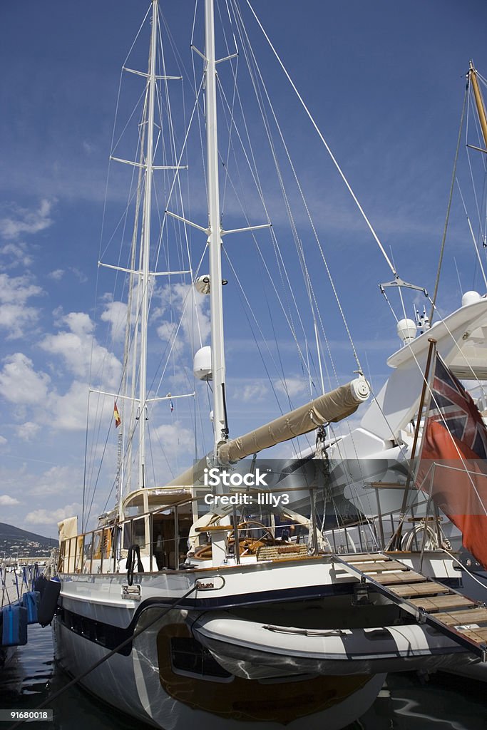 yacht voile dans le port de saint-tropez - Photo de Activité de loisirs libre de droits