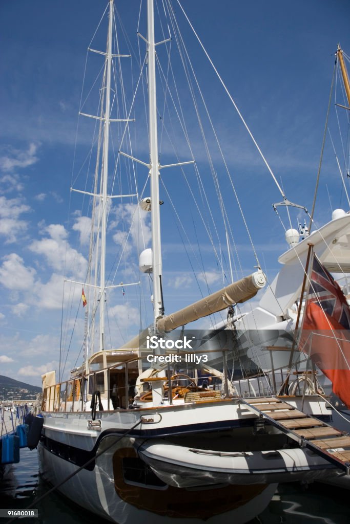 yacht a vela nel porto di saint-tropez - Foto stock royalty-free di Abilità