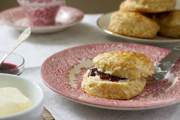 istock Homemade bread scones with hot tea, traditional British pastries. 916800612
