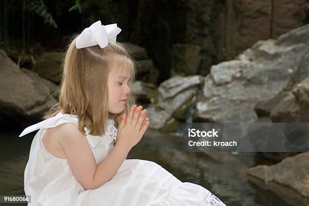 Маленькая Девочка Молиться — стоковые фотографии и другие картинки Без людей - Без людей, Горизонтальный, Фотографирование