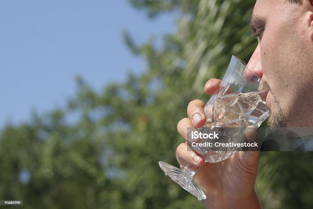 Человек питьевой воды - Стоковые фото Белый роялти-фри