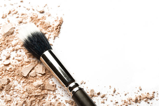 istock Make-up crushed powder and brush on white background 916803810
