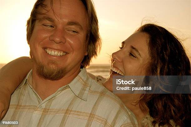 Casal Feliz - Fotografias de stock e mais imagens de Homens - Homens, Mulheres, Praia