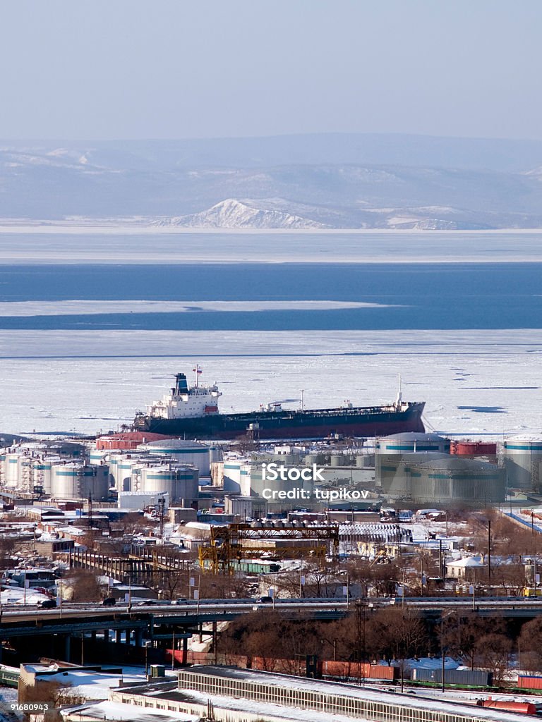 Benzin tanker in russischen petroleum port Vladivostok - Lizenzfrei Raffinerie Stock-Foto