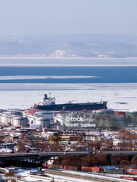 Tanque De Gasolina Na Rússia Petróleo Porto Vladivostokcity In Far East Russia - Fotografias de stock e mais imagens de Inverno