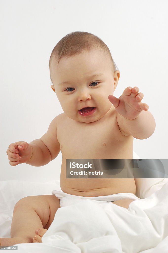 Bambino dopo il bagno - Foto stock royalty-free di Accudire