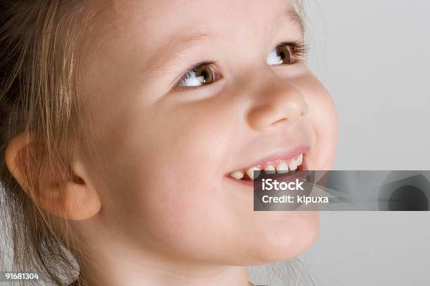 Closeup Retrato De Uma Menina Rir - Fotografias de stock e mais imagens de 4-5 Anos - 4-5 Anos, Adulto, Alegria