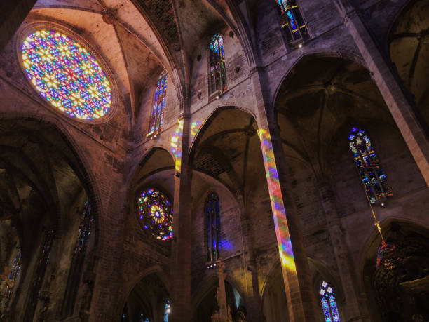 palma de mallorca, espanha. o interior da catedral gótica de santa maria e sua janela de rose - rose window - fotografias e filmes do acervo